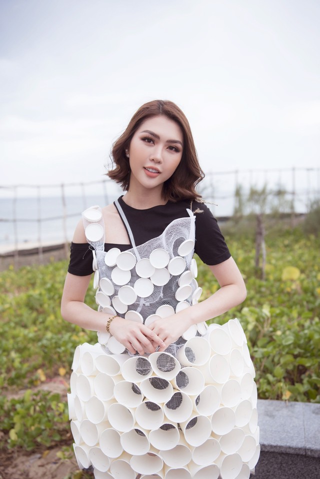 Hoa hậu Tường Linh và mẹ mặc váy tái chế kêu gọi bảo vệ môi trường - Ảnh 5.