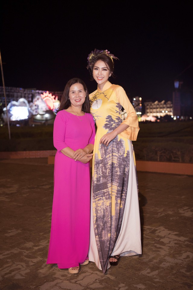 Hoa hậu Tường Linh và mẹ mặc váy tái chế kêu gọi bảo vệ môi trường - Ảnh 9.
