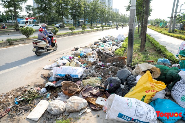 Hà Nội: Sau 2 năm khánh thành, rác vây phố Trịnh Văn Bô, níu chân người đi đường - Ảnh 1.