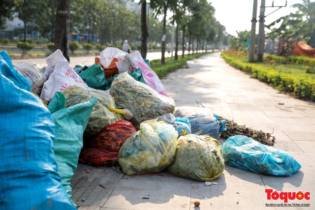 Hà Nội: Sau 2 năm khánh thành, rác vây phố Trịnh Văn Bô, níu chân người đi đường - Ảnh 3.