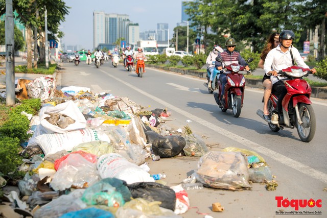 Hà Nội: Sau 2 năm khánh thành, rác vây phố Trịnh Văn Bô, níu chân người đi đường - Ảnh 2.