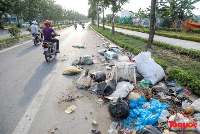 Hà Nội: Sau 2 năm khánh thành, rác vây phố Trịnh Văn Bô, níu chân người đi đường - Ảnh 5.