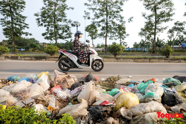 Hà Nội: Sau 2 năm khánh thành, rác vây phố Trịnh Văn Bô, níu chân người đi đường - Ảnh 6.