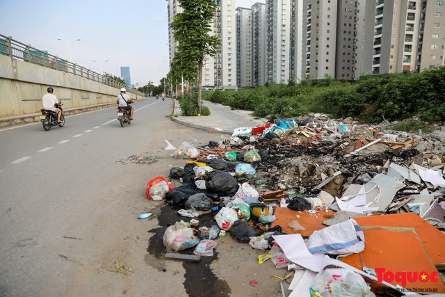 Hà Nội: Sau 2 năm khánh thành, rác vây phố Trịnh Văn Bô, níu chân người đi đường - Ảnh 12.