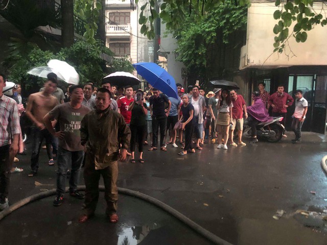 Hà Nội: Cháy nhà trong cơn mưa lớn - Ảnh 2.