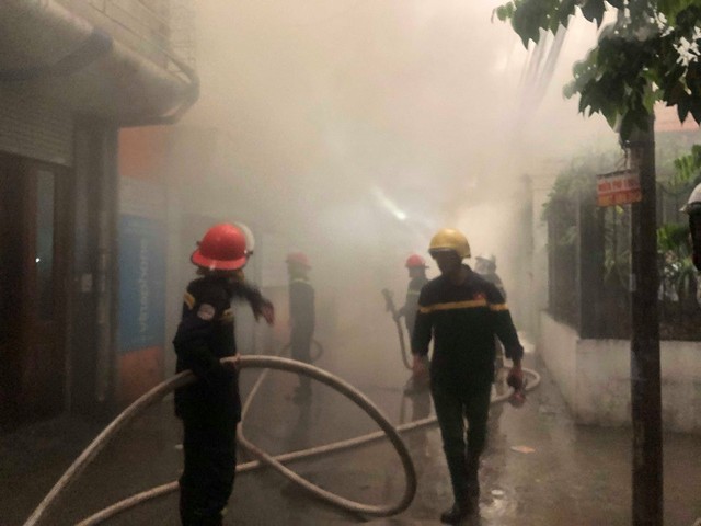 Hà Nội: Cháy nhà trong cơn mưa lớn - Ảnh 4.