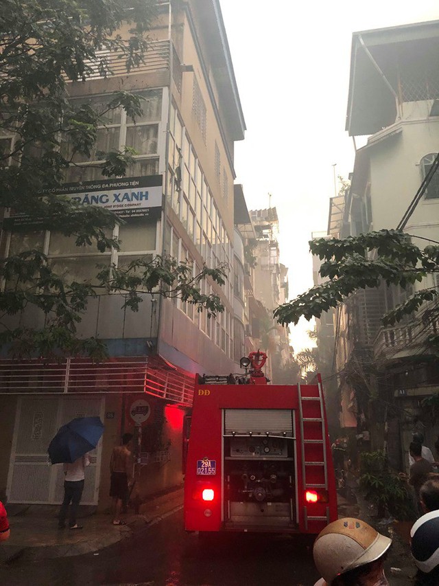 Hà Nội: Cháy nhà trong cơn mưa lớn - Ảnh 6.