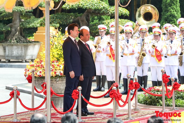 Hình ảnh lễ đón chính thức Thủ tướng Cộng hòa Italy Giuseppe Conte đến thăm Việt Nam - Ảnh 3.