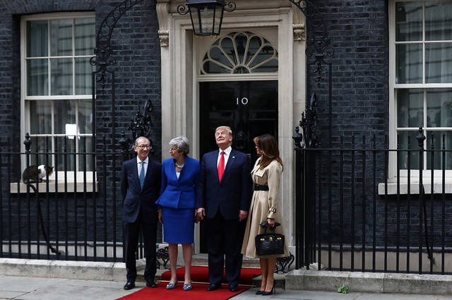 Bất ngờ kẻ dám chặn xe Quái thú của Tổng thống Trump ngay trước mắt Thủ tướng Anh - Ảnh 2.