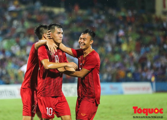 Toàn cảnh U23 Việt Nam đè bẹp U23 Myanmar trong trận thủy chiến trên đất Tổ Vua Hùng - Ảnh 17.