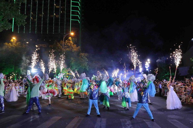 Màn múa lửa trong đêm 30/6 khiến khán giả Lễ hội carnival đường phố – DIFF 2019 vô cùng thích thú - Ảnh 2.