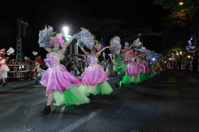 Màn múa lửa trong đêm 30/6 khiến khán giả Lễ hội carnival đường phố – DIFF 2019 vô cùng thích thú - Ảnh 10.