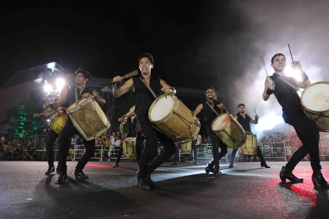 Màn múa lửa trong đêm 30/6 khiến khán giả Lễ hội carnival đường phố – DIFF 2019 vô cùng thích thú - Ảnh 14.
