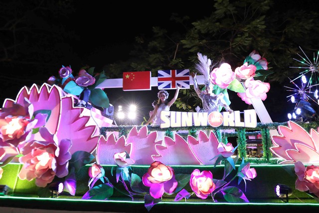 Màn múa lửa trong đêm 30/6 khiến khán giả Lễ hội carnival đường phố – DIFF 2019 vô cùng thích thú - Ảnh 1.