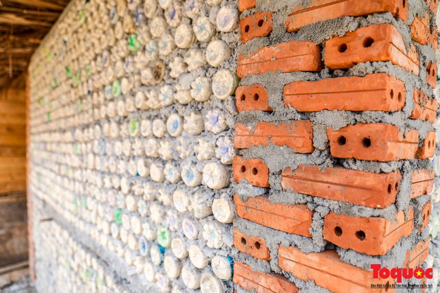 Độc đáo với ngôi nhà được làm từ hàng nghìn vỏ chai nhựa bỏ đi ở Lý Sơn - Ảnh 3.