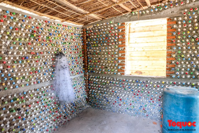 Độc đáo với ngôi nhà được làm từ hàng nghìn vỏ chai nhựa bỏ đi ở Lý Sơn - Ảnh 2.