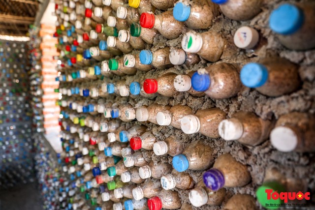 Độc đáo với ngôi nhà được làm từ hàng nghìn vỏ chai nhựa bỏ đi ở Lý Sơn - Ảnh 9.