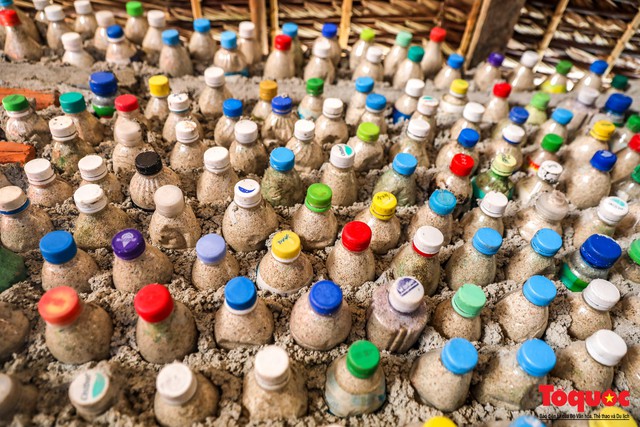 Độc đáo với ngôi nhà được làm từ hàng nghìn vỏ chai nhựa bỏ đi ở Lý Sơn - Ảnh 10.