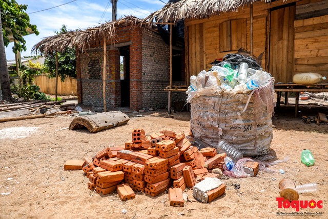Độc đáo với ngôi nhà được làm từ hàng nghìn vỏ chai nhựa bỏ đi ở Lý Sơn - Ảnh 7.