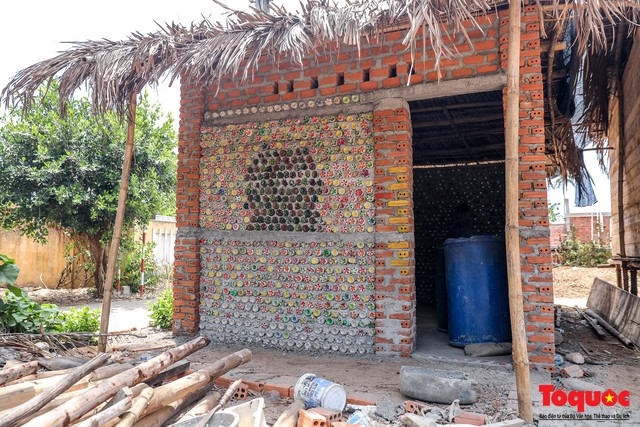 Độc đáo với ngôi nhà được làm từ hàng nghìn vỏ chai nhựa bỏ đi ở Lý Sơn - Ảnh 12.