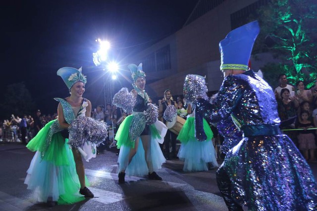 Người dân và du khách tới Đà Nẵng lại tiếp tục “cháy” cùng carnival đường phố đêm 30/6 - Ảnh 1.