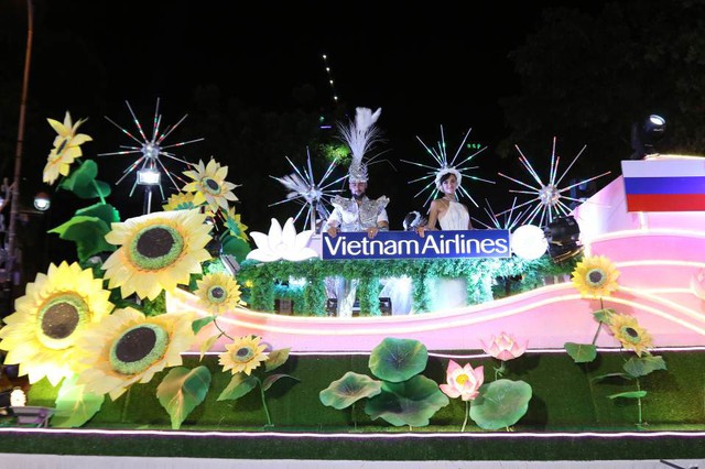 Người dân và du khách tới Đà Nẵng lại tiếp tục “cháy” cùng carnival đường phố đêm 30/6 - Ảnh 2.
