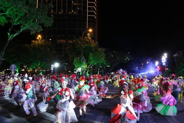Người dân và du khách tới Đà Nẵng lại tiếp tục “cháy” cùng carnival đường phố đêm 30/6 - Ảnh 4.