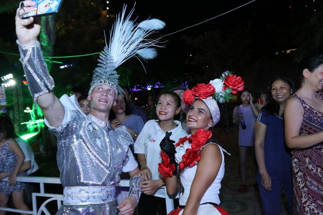 Người dân và du khách tới Đà Nẵng lại tiếp tục “cháy” cùng carnival đường phố đêm 30/6 - Ảnh 7.