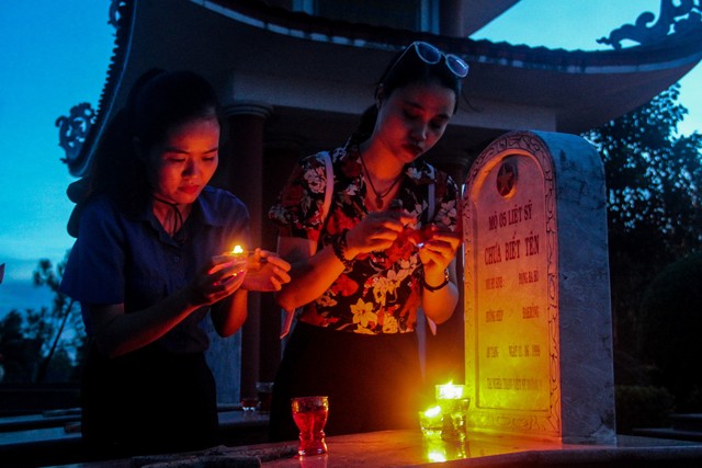 Quảng Trị tổ chức thăm viếng, tri ân tại các Nghĩa trang Liệt sĩ quốc gia vào ban đêm - Ảnh 1.