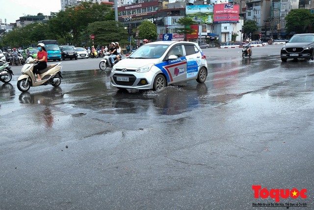 Hà Nội: Vỡ đường ống nước tại ngã 6 Ô Chợ Dừa, nước chảy như suối giữa phố - Ảnh 1.