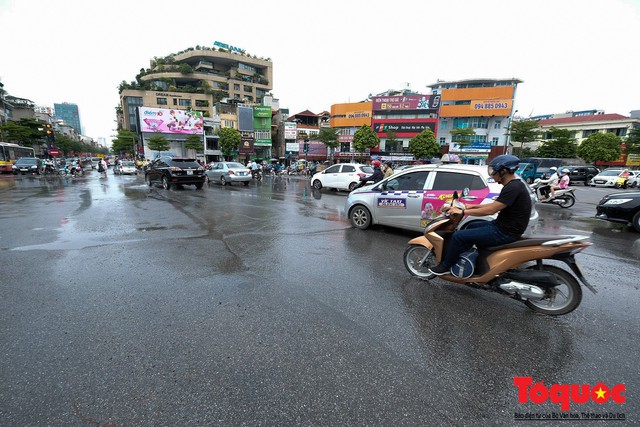 Hà Nội: Vỡ đường ống nước tại ngã 6 Ô Chợ Dừa, nước chảy như suối giữa phố - Ảnh 3.