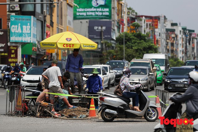 Hà Nội: Vỡ đường ống nước tại ngã 6 Ô Chợ Dừa, nước chảy như suối giữa phố - Ảnh 4.