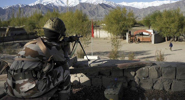 Nóng bỏng Kashmir tiếp tục leo thang với loạt nổ súng giữa quân đội Ấn Độ, Pakistan - Ảnh 1.