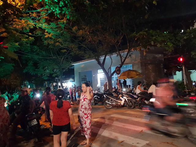 Dân chặn xe chở rác trong đêm, mong muốn di dời bãi rác Khánh Sơn - Ảnh 1.