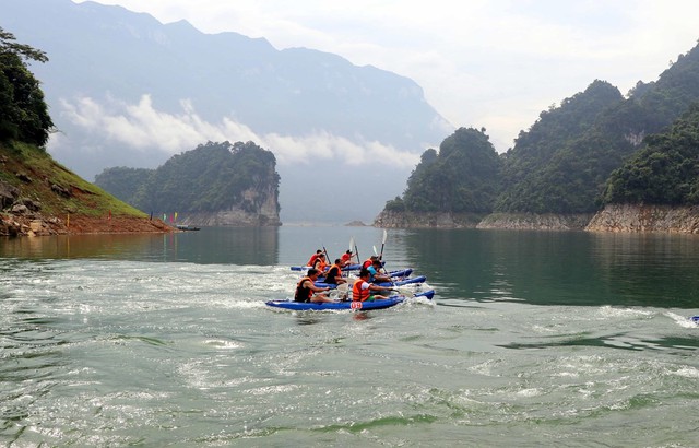 Sôi động Hội đua thuyền Kayak trên hồ thủy điện Tuyên Quang - Ảnh 1.