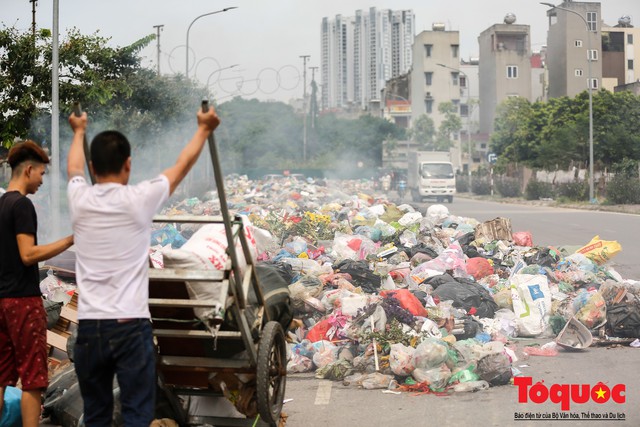 Hà Nội: Ngỡ ngàng sau một đêm 4 chiếc ô tô chìm trong bãi rác - Ảnh 9.