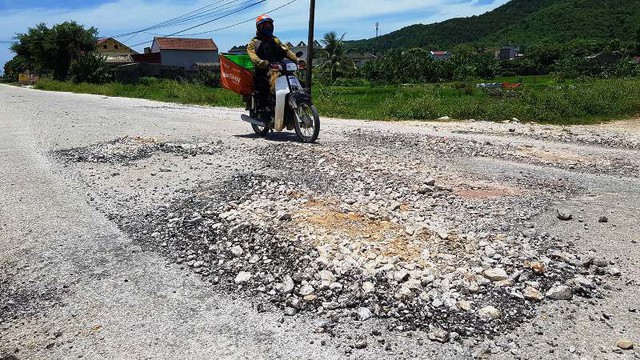 Con đường 5 tỷ ở Thanh Hóa nhanh hỏng bậc nhất Việt Nam - Ảnh 1.