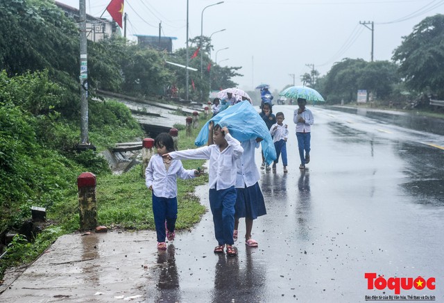 Học sinh Bình Định nghỉ học từ chiều nay 30/10 để ứng phó cơn bão số 5 - Ảnh 1.