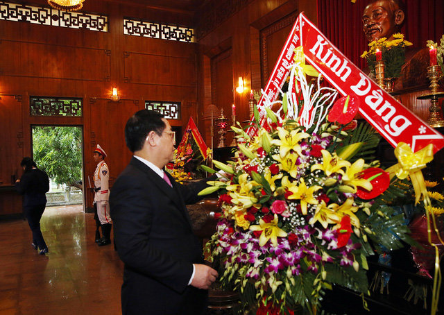 Phó Thủ tướng dâng hương Chủ tịch Hồ Chí Minh, thăm người có công Nghệ An  - Ảnh 1.