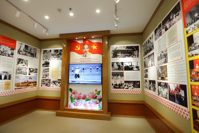Trưng bày hơn 90 ảnh tư liệu quý về &quot;Chủ tịch Hồ Chí Minh – Người sáng lập, lãnh đạo và rèn luyện Đảng cộng sản Việt Nam&quot; - Ảnh 2.