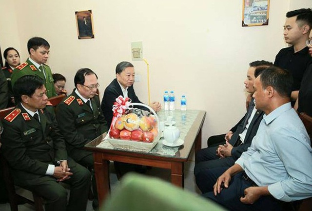 Bộ trưởng Tô Lâm thăm, động viên gia đình các chiến sĩ hy sinh tại Đồng Tâm - Ảnh 1.