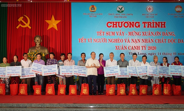 Thủ tướng chúc Tết và tặng 100 ngôi nhà cho người nghèo tỉnh Vĩnh Long - Ảnh 1.