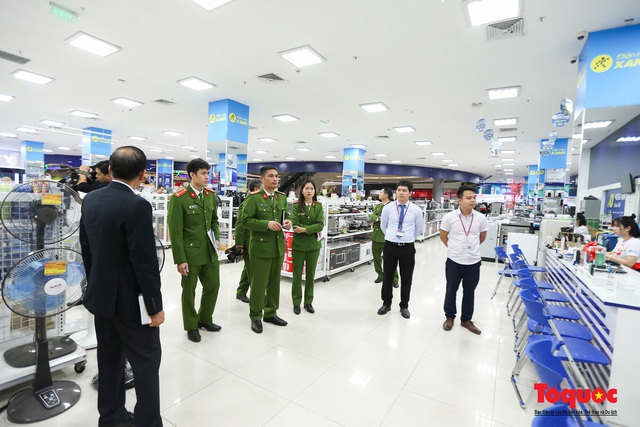 Kiểm tra đột xuất công tác PCCC tại đại siêu thị Aeon Mall Long Biên - Ảnh 1.