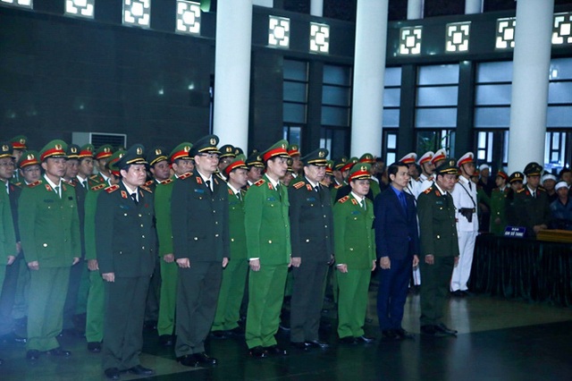 Thủ tướng Nguyễn Xuân Phúc viếng ba chiến sĩ hy sinh ở Đồng Tâm - Ảnh 7.