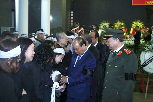 Thủ tướng Nguyễn Xuân Phúc viếng ba chiến sĩ hy sinh ở Đồng Tâm - Ảnh 4.
