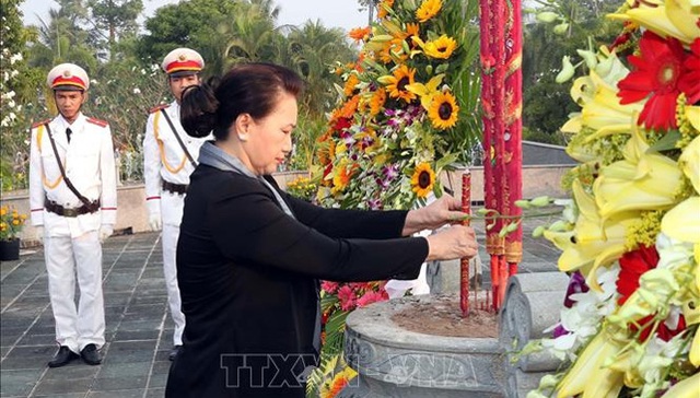 Chủ tịch Quốc hội dâng hương viếng các Liệt sĩ tại Nghĩa trang tỉnh Bến Tre - Ảnh 1.