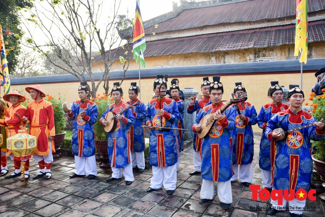 Du khách thích thú xem tái hiện nghi lễ dựng nêu đón Tết tại Kinh thành Huế - Ảnh 8.
