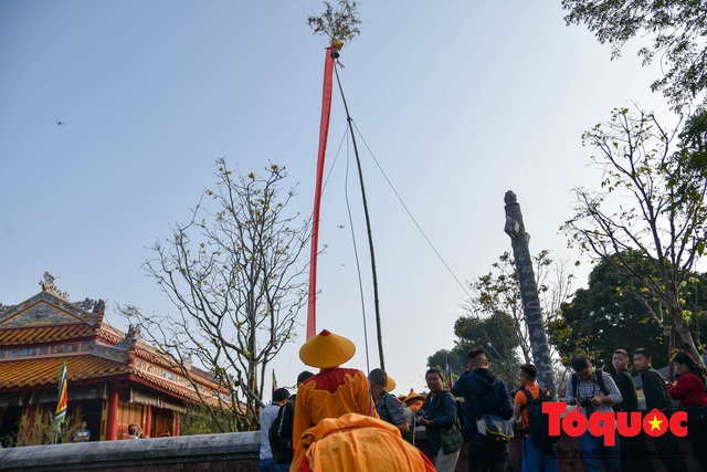 Du khách thích thú xem tái hiện nghi lễ dựng nêu đón Tết tại Kinh thành Huế - Ảnh 12.