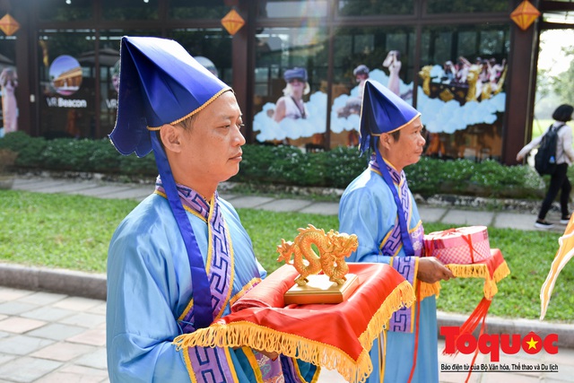 Du khách thích thú xem tái hiện nghi lễ dựng nêu đón Tết tại Kinh thành Huế - Ảnh 9.