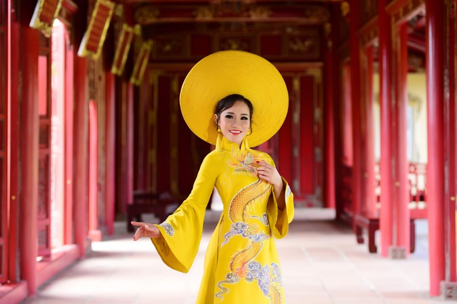 Đạo diễn Nguyễn Lan Vy: Người phụ nữ Huế nặng tình với tà áo dài dân tộc - Ảnh 1.